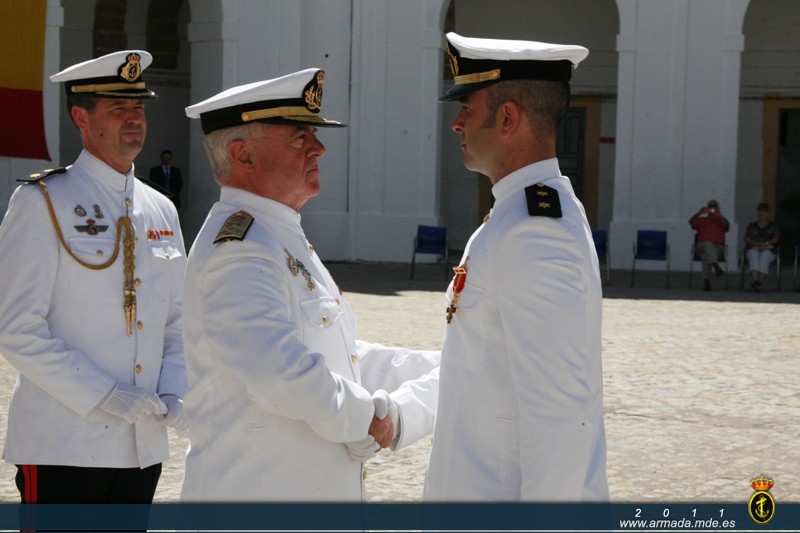 El AJEMA impone la Cruz al Mérito Naval con distintivo rojo al teniente de Infantería de Marina Lorenzo Vingut